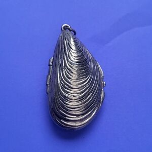 Estee Lauder 1970s Vintage Mussel Perfume Locket